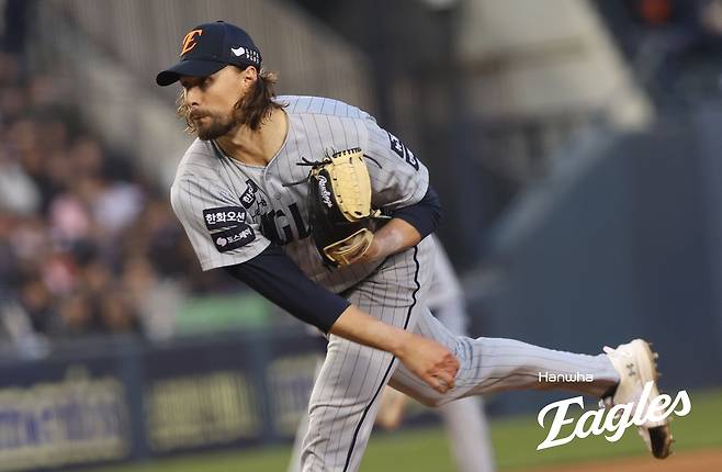 한화 이글스 에이스 라이언 와이스가 23일 부산 사직야구장에서 열린 2025 신한 SOL Bank KBO리그 롯데 자이언츠와의 팀 간 3차전에 선발등판, 팀 8연승을 이끌었다. 사진 한화 이글스