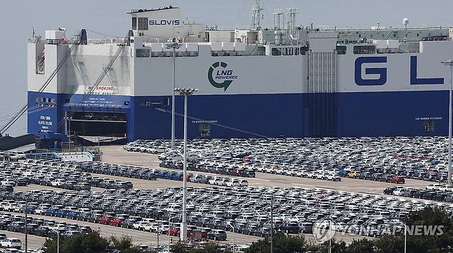 수출 기다리는 자동차 [연합뉴스 자료사진]
