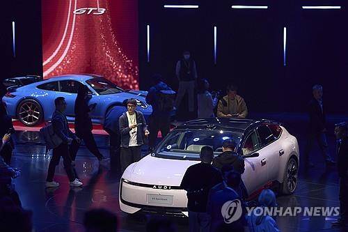 상하이모터쇼에서 최신 차를 공개한 폭스바겐그룹. [AP 연합뉴스 자료사진. 재판매 및 DB 금지]