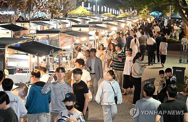 맛있는 거 여기 다 있어요…월화거리야시장 [연합뉴스 자료사진]