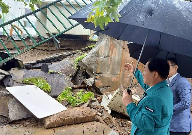 주차장 붕괴 현장 살피는 남양주시장 (남양주=연합뉴스) 주광덕 경기 남양주시장이 지난 22일 화도읍 아파트 지상 주차장 옹벽 붕괴 현장을 살피고 있다. 2025.4.23 [남양주시 제공. 재판매 및 DB 금지]
