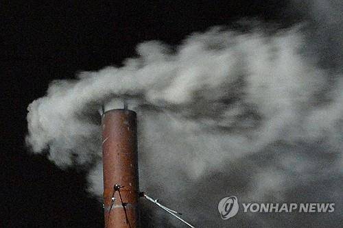 2013년 콘클라베 당시 굴뚝서 하얀 연기 피어오르던 모습 [AFP=연합뉴스 자료사진. 재판매 및 DB 금지]