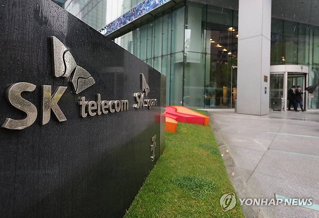 SKT 해킹에 이용자 개인정보 유출 가능성 (서울=연합뉴스) 서명곤 기자 = SK텔레콤이 이용자 개인정보에 대한 해킹 공격을 받아 관계 당국이 비상대책반을 구성했다. 22일 SK텔레콤은 지난 19일 오후 11시 40분께 해커에 의한 악성 코드로 이용자 유심(USIM)과 관련한 일부 정보가 유출된 정황을 확인했다고 밝혔다. 이날 서울 중구 SK텔레콤 본사 모습. 2025.4.22 seephoto@yna.co.kr
