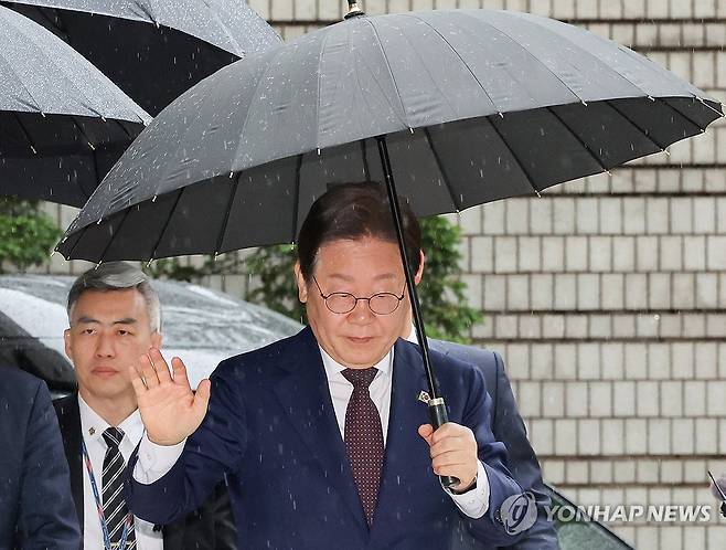 이재명 후보, '대장동 배임·성남FC 뇌물' 공판 출석 (서울=연합뉴스) 이진욱 기자 = 더불어민주당 이재명 대선 경선 후보가 22일 서울 서초구 서울중앙지법에서 열린 '대장동 배임·성남FC 뇌물' 1심 속행 공판에 출석하고 있다. 2025.4.22 cityboy@yna.co.kr