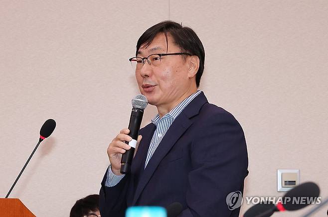 질의에 답변하는 이화영 전 경기도평화부지사 (서울=연합뉴스) 김주형 기자 = 지난해 10월 25일 오후 국회에서 열린 법제사법위원회 국정감사에 증인으로 출석한 이화영 전 경기도평화부지사가 의원 질의에 답변하고 있다. 2024.10.25 kjhpress@yna.co.kr