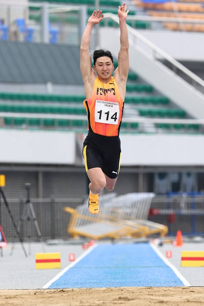 유규민, 남자 세단뛰기 우승 (서울=연합뉴스) 유규민이 23일 경북 구미시민운동장에서 열린 2025 구미 아시아육상선수권 최종 선발대회 남자 세단뛰기에서 도약하고 있다. [대한육상연맹 제공. 재판매 및 DB금지]