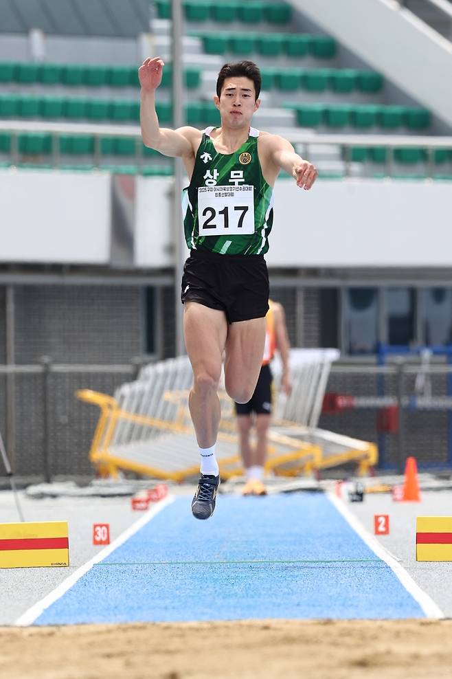 김장우, 남자 세단뛰기 2위 (서울=연합뉴스) 김장우가 23일 경북 구미시민운동장에서 열린 2025 구미 아시아육상선수권 최종 선발대회 남자 세단뛰기에서 도약하고 있다. [대한육상연맹 제공. 재판매 및 DB금지]