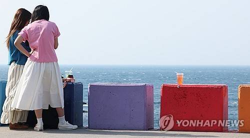 외국인 관광객 낮 기온이 28도 이상 치솟은 지난달 25일 오후 제주시 도두동 무지개도로를 찾은 외국인 관광객이 바다 정취를 즐기고 있다. 2025.3.25 [연합뉴스 자료사진]