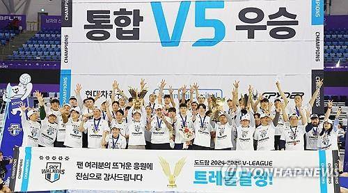 남자 프로배구 구단 첫 트레블을 달성한 현대캐피탈 [한국배구연맹 제공. 재판매 및 DB 금지]