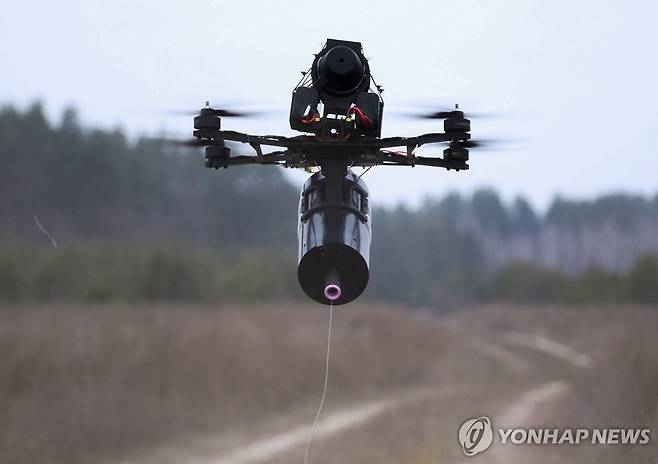 동체 하단에 연결된 광케이블을 끌며 날아가는 우크라이나군 유선 드론 [EPA 연합뉴스 자료사진. 재판매 및 DB 금지]