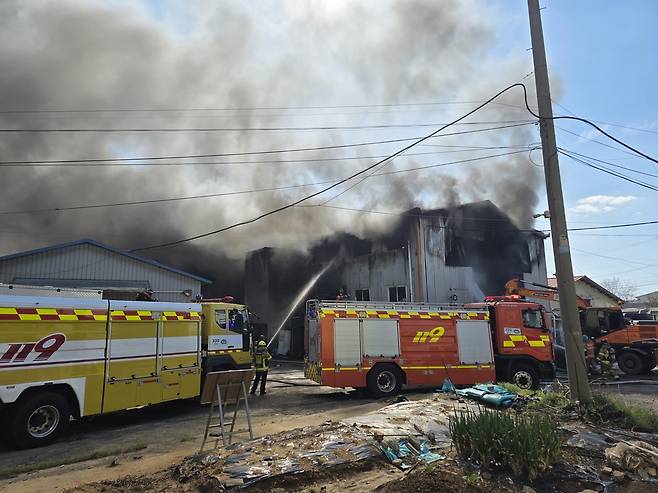 화재 진압중인 소방관 [경기북부소방재난본부 제공. 재판매 및 DB금지]