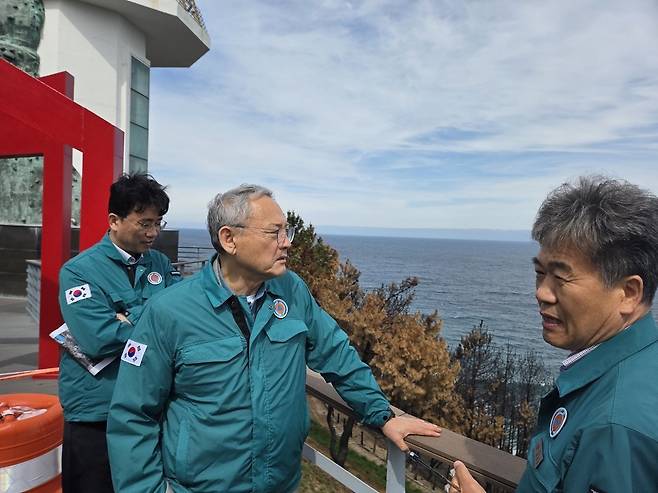 영덕 해파랑길 21코스를 살펴보는 유인촌 문체부 장관 [촬영 차민지]