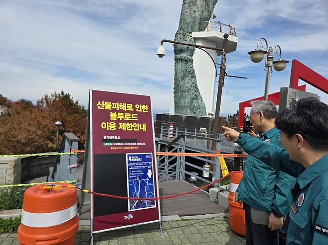 영덕 해파랑길 21코스를 살펴보는 유인촌 문체부 장관 [촬영 차민지]