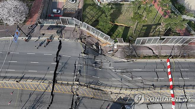 광명 신안산선 공사장 지하 붕괴 (광명=연합뉴스) 홍기원 기자 = 11일 경기도 광명시 일직동 신안산선 공사 현장에서 붕괴 사고가 발생했다.
    경기 광명경찰서 등에 따르면 이날 오후 3시 17분께 광명 양지사거리 부근 신안산선 제5-2공구 현장에서 붕괴 사고가 발생했다.
    사진은 사고 현장 모습. 2025.4.11 xanadu@yna.co.kr