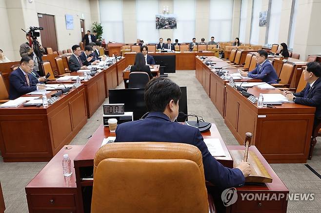 국방위원회 법률안심사소위원회 (서울=연합뉴스) 박동주 기자 = 23일 서울 여의도 국회에서 열린 국방위원회 법률안심사소위원회에서 더불어민주당 소속 부승찬 위원장이 의사봉을 두드리고 있다. 2025.4.23 pdj6635@yna.co.kr