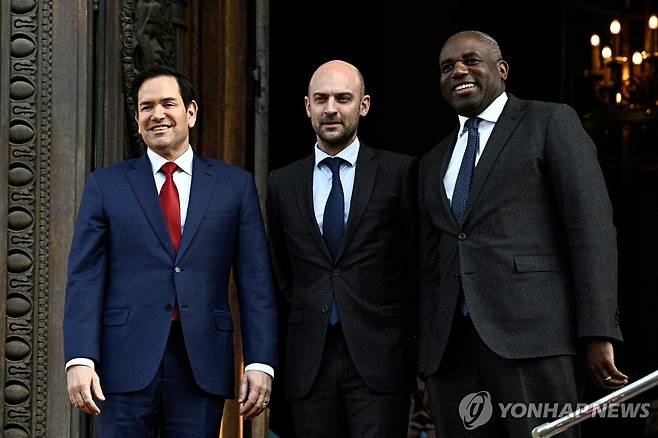 17일 파리에서 만난 미국과 프랑스, 영국 외무장관 [로이터 연합뉴스 자료사진 재판매 및 DB 금지]