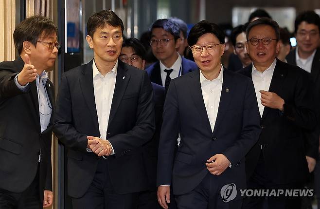 금융권 비대면 계좌개설 안심차단 서비스 간담회 (서울=연합뉴스) 황광모 기자 = 이복현 금융감독원장(왼쪽 두 번째부터), 김소영 금융위원회 부위원장, 정상혁 신한은행장이 12일 서울 중구 신한은행 본점에서 열린 금융사기 예방을 위한 금융권 비대면 계좌개설 안심차단 서비스 간담회에 참석하고 있다. 2025.3.12 [공동취재] hkmpooh@yna.co.kr