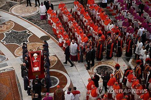 23일 성 베드로 대성전으로 운구된 프란치스코 교황  [로이터 연합뉴스 자료사진. 재판매 및 DB 금지]