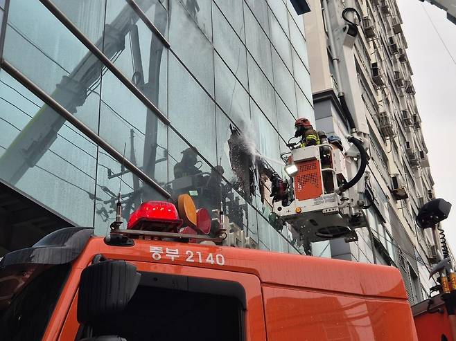자동차부품 보관 창고 화재 [대구소방본부 제공.재판매 및 DB금지]