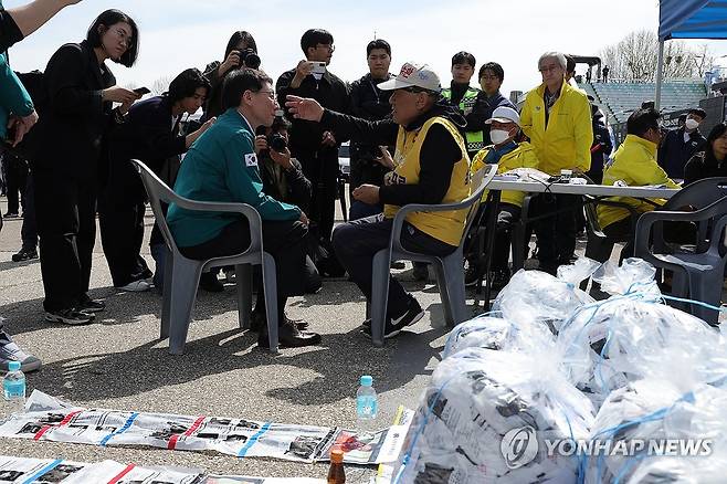 대북전단 살포 논쟁 (파주=연합뉴스) 임병식 기자 = 23일 오전 경기도 파주시 임진각에서 김성중 경기도 행정1부지사(왼쪽)이 대북전단 살포를 예고한 최성룡 납북자가족모임 대표와 대화를 나누고 있다. 2025.4.23 andphotodo@yna.co.kr