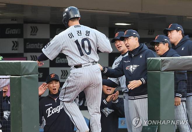 한화 이진영 5득점째 (부산=연합뉴스) 강선배 기자 = 23일 부산 사직야구장에서 열린 프로야구 2025 신한 SOL 뱅크 KBO리그 한화 이글스와 롯데 자이언츠의 경기. 한화 이글스 이진영이 1회 초 1사 1,3루 이재원의 우익수 희생플라이 때 득점을 올리고 하이 파이브를 하고 있다. 2025.4.23 sbkang@yna.co.kr