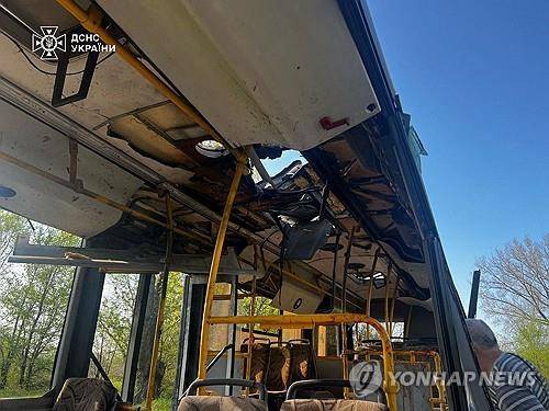 러시아 공격으로 파괴된 민간인 수송 버스 [AFP 연합뉴스 자료사진. 재판매 및 DB 금지]