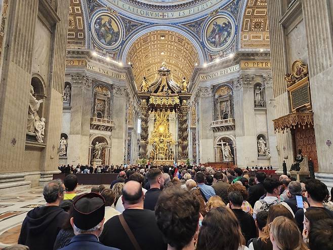 교황을 조문하기 위해 성 베드로 대성전에 몰려든 사람들 (바티칸=연합뉴스) 신창용 특파원 = 프란치스코 교황이 선종한 지 사흘째인 23일(현지시간) 바티칸 성 베드로 대성전에서 일반인 조문이 시작됐다. 2025.04.23 changyong@yna.co.kr