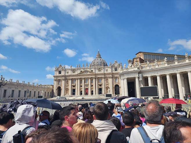 교황 조문 인파 (바티칸=연합뉴스) 신창용 특파원 = 프란치스코 교황이 선종한 지 사흘째인 23일(현지시간) 바티칸 성 베드로 대성전에서 일반인 조문이 시작됐다. 2025.04.23 changyong@yna.co.kr