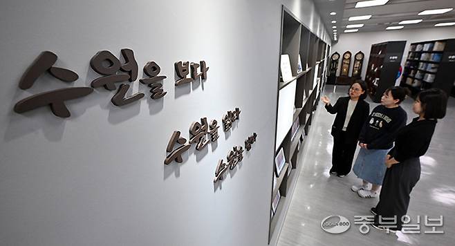수원 향토기업인 선경그룹이 고 최 회장의 애향과 인재 육성의 뜻을 기려 1995년 개관한 선경도서관이 곧 개관 30주년을 맞는 가운데 24일 오후 수원시 팔달구 선경도서관 종합자료실에서 관계자들이 자료를 살펴보고 있다. 김경민기자