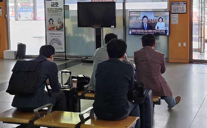 광주광역시 서구 유·스퀘어 광주종합버스터미널에서 지난 23일 오전 버스를 대기하던 시민들이 TV 화면에 송출되는 정치 관련 뉴스를 보고 있다. /박준호 기자 bjh@namdonews.com