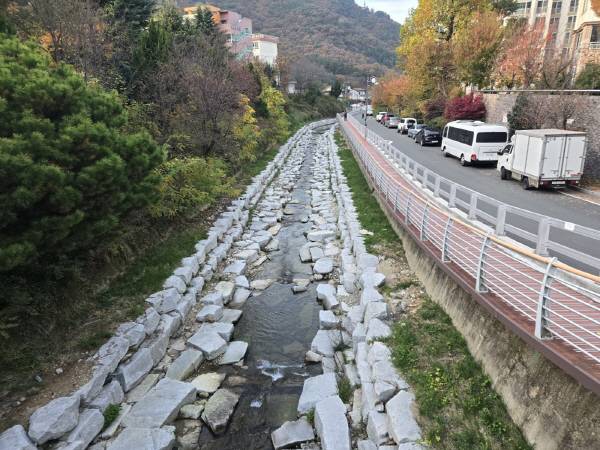 지난해 복원사업을 완료한 창원시 양곡천 일대가 깔끔한 모습으로 탈바꿈했다. / 창원시