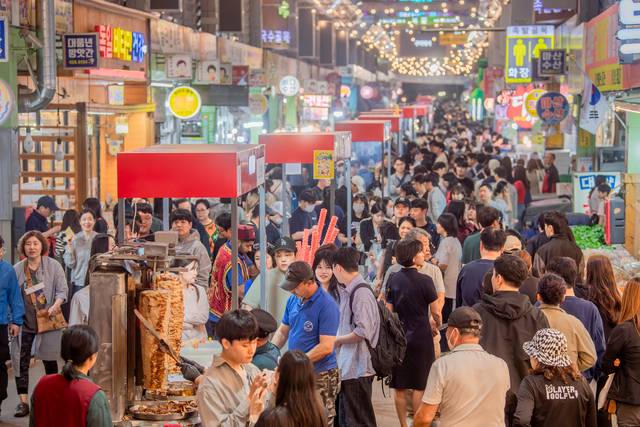 25일 구미 새마을중앙시장에서 달달한 낭만야시장이 개장한다. 사진은 지난해 낭만야시장 풍경. 구미시 제공.