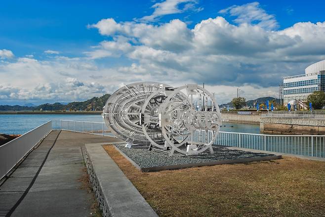 이번 행사는 4월 18일부터 11월 9일까지 열린다. 37개국에서 온 작가 210여명이 참여한다. 전시 작품은 256점이다. 일본 세토우치 섬과 연안 지역(나오시마, 테시마, 메기지마, 오기지마, 쇼도지마, 오시마, 이누지마, 우노항) 등 17개 구역에서 열린다.