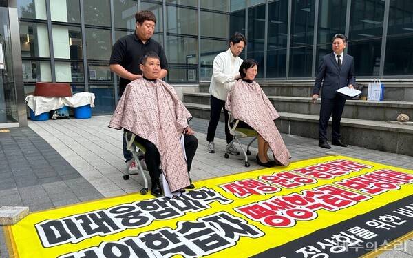 미래융합대학 정상화를 위한 비상대책위원회는 지난 23일 오후 제주대 산학협력단 입구에서 삭발식을 갖고 미래융합대학의 정상화와 성인학습자의 평생학습권 보장을 촉구했다. ⓒ제주의소리 자료사진
