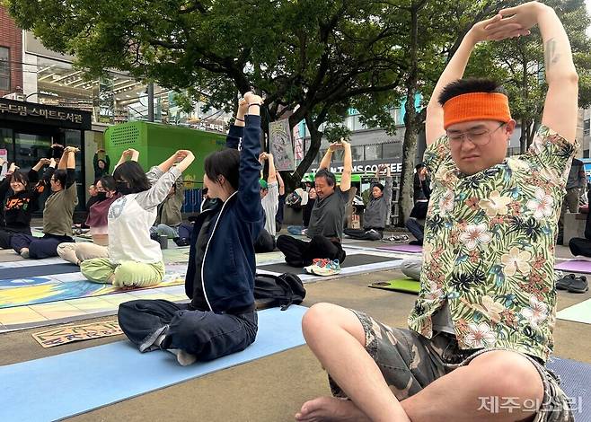 제2공항 건설을 반대하는 이색적인 시민운동회가 24일 오후 제주시청 벽화 앞에서 열렸다. ⓒ제주의소리
