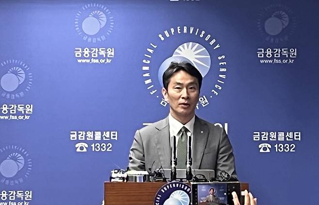 이복현 금융감독원장이 24일 서울 여의도 금융감독원 본원에서 자본시장 현안관련 브리핑을 하고 있다./사진=김보라 기자