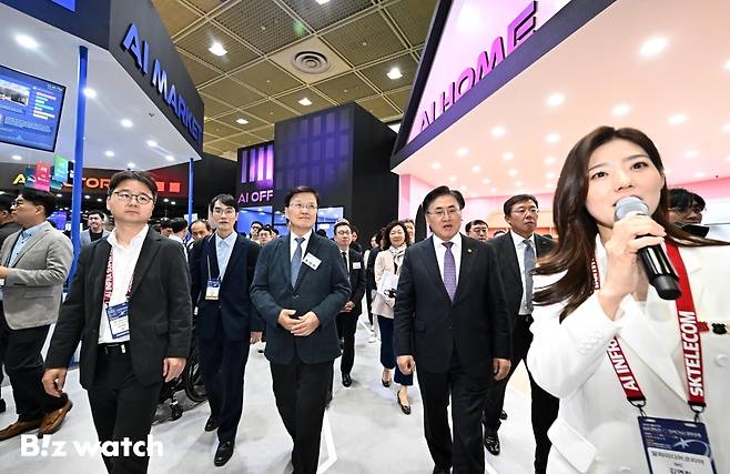 유상임 과학기술정보통신부 장관과 최양희 국가과학기술자문회의 부의장이 24일 서울 강남구 코엑스에서 열린 '월드IT쇼(WIS) 2025에 참석해 SK텔레콤 전시장을 둘러보고 있다./사진=이명근 기자 qwe123@