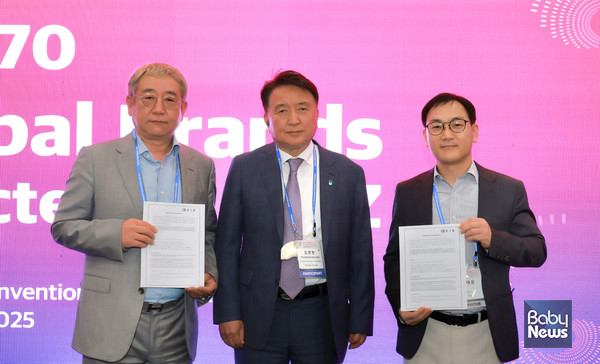 이투바이오 미국 시장에서 200만불 수출 계약 체결했다. 좌에서 부터 조원형 골드스푼 엠에스 대표, 김영환 충북도지사, 조태윤 이투바이오 대표이사. ⓒ이투바이오