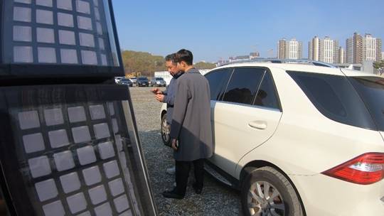 한 유학 중개 업체로부터 중앙아시아계 20대 남성 유학생을 찾아달라는 의뢰를 받은 탐정. 함께 추적에 나서봤다.