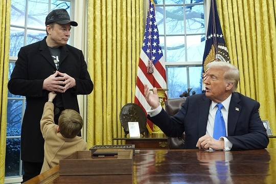미국 정부효율부 수장인 일론 머스크 테슬라 최고경영자(CEO)가 백악관 집무실에서 도널드 트럼프 대통령과 대화를 나누고 있다 (사진 출처 : AP/뉴시스)
