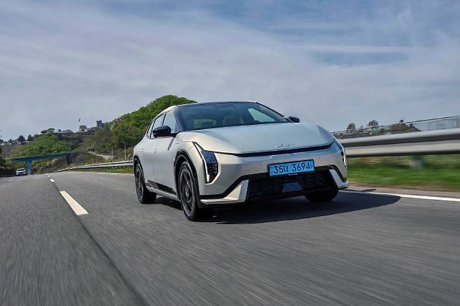 지난 23일 미디어 시승회에서 달리고 있는 더 기아 EV4. (사진=기아)