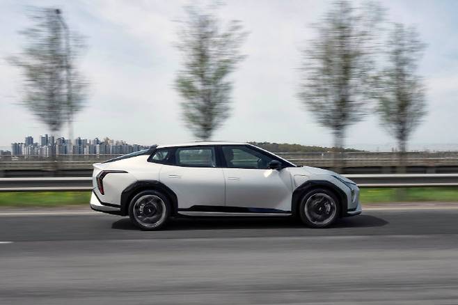 지난 23일 미디어 시승회에서 달리고 있는 더 기아 EV4. (사진=기아)