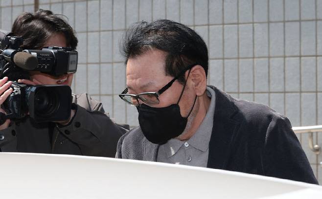 2018년 지방선거 당시 불법 정치자금을 수수한 혐의로 기소된 무속인 '건진법사' 전성배 씨가 7일 서울 양천구 남부지방법원에서 열린 불법 정치자금 수수 의혹 관련 재판을 마친 뒤 법원 청사를 나와 차량에 탑승하고 있다. (사진=연합뉴스)