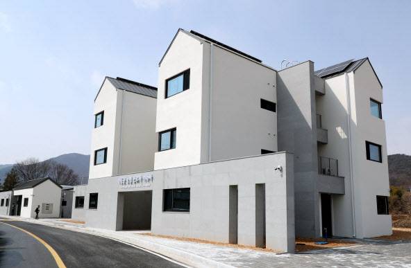 지난달 준공돼 입주를 시작한 경남 하동군 옥종면 병천리 소재 ‘하동군 농업 근로자 기숙사’ 전경. (사진=하동군)