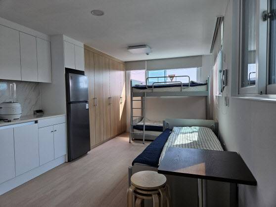 지난달 준공돼 입주를 시작한 경남 하동군 옥종면 병천리 소재 ‘하동군 농업 근로자 기숙사’ 주거 1동(3인 1실) 내부 모습. (사진=하동군)