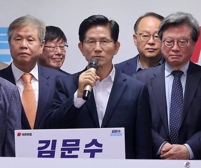 김문수 국민의힘 대선 경선 후보가 24일 서울 여의도 대하빌딩 캠프 사무실에서 열린 국가혁신위원회 출범식에서 발언하고 있다. (사진=연합뉴스)