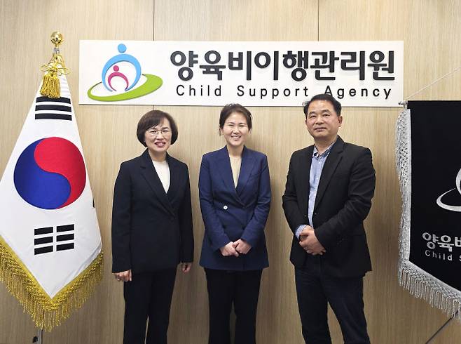 전지현 양육비이행관리원장(가운데)이 오는 하반기 양육비 선지급제 도입에 앞서 서울시 38세금징수과와 선지급금 회수를 위한 협업을 강화한다고 24일 밝혔다. (사진=이행관리원 제공)