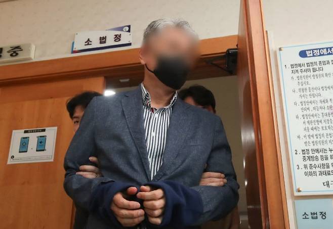 ‘경북 산불’과 관련해 산림보호법상 실화 혐의를 받는 50대 성묘객이 구속 전 피의자 심문(영장실질심사)을 받고 법정을 나서고 있다. (사진=연합뉴스)