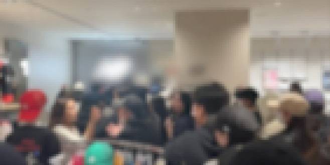 24일 인천시 미추홀구 관교동 롯데백화점 한 매장 앞에 인파가 몰린 모습. (사진=연합뉴스)