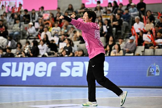 SK슈가글라이더즈 골키퍼 박조은이 슈팅을 막아낸 뒤 포효하고 있다. 사진=KOHA